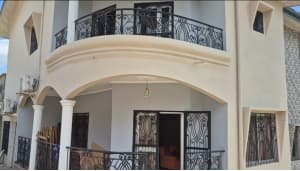 Duplex de cinq chambres à vendre à Logbessou–Tampico, Douala